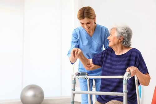 © New Africa - stock.adobe.com Foto: Pflegerin mit alter Dame