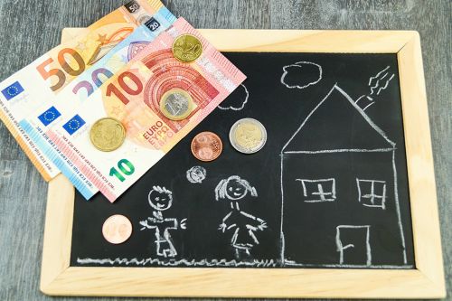 © Steidi - stock.adobe.com Foto: Kinderzeichnung und Geld