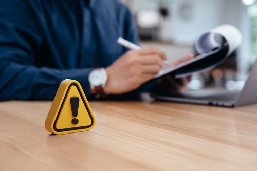 © Kannapat - stock.adobe.com Foto: schwarzes Rufzeichen auf gelbem Dreieck